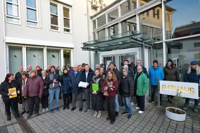 Vor dem Rathaus: die Unterstützer der Bürgerinitiative gegen Tiefengeothermie.