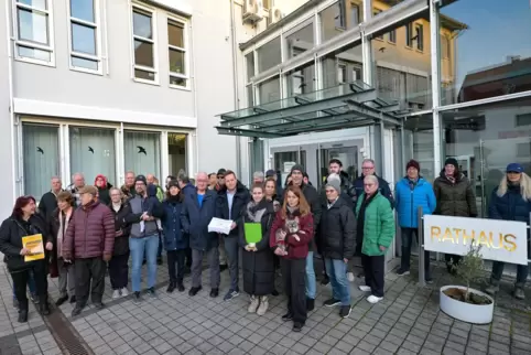 Vor dem Rathaus: die Unterstützer der Bürgerinitiative gegen Tiefengeothermie. 