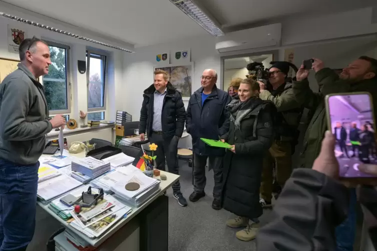 Nimmt die Unterschriften entgegen: B&uuml;roleiter Detlef Schneider, nachdem die B&uuml;rger gezielt dessen B&uuml;ro angesteuert haben. 