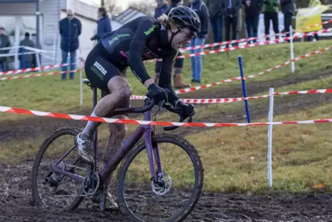 Schwierige Bedingungen herrschten beim X-mas-Cross im vergangenen Jahr. Hier arbeitet sich Alex Bregenzer vom RV Victoria Wombac