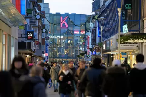 Die Fackelstraße in Kaiserslautern mit Blick auf die Mall. 