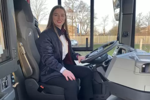 Freut sich über den Komfort im neuen Bus: Fahrerin und Disponentin Eftychia Tsigarida. Freut sich über den Komfort im neuen Bus: Fahrerin und Disponentin Eftychia Tsigarida.