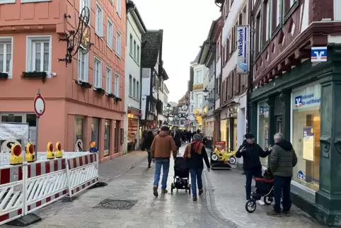 Trubel in der Neustadter Fußgängerzone: Doch die Kauflaune ist gedämpft.