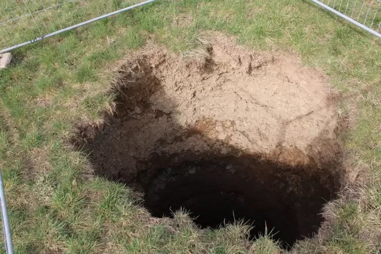 Auf einmal war es da und gesch&auml;tzt wurde es auf bis zu 14 Meter Tiefe: Das Erdloch bei M&ouml;rsfeld. 