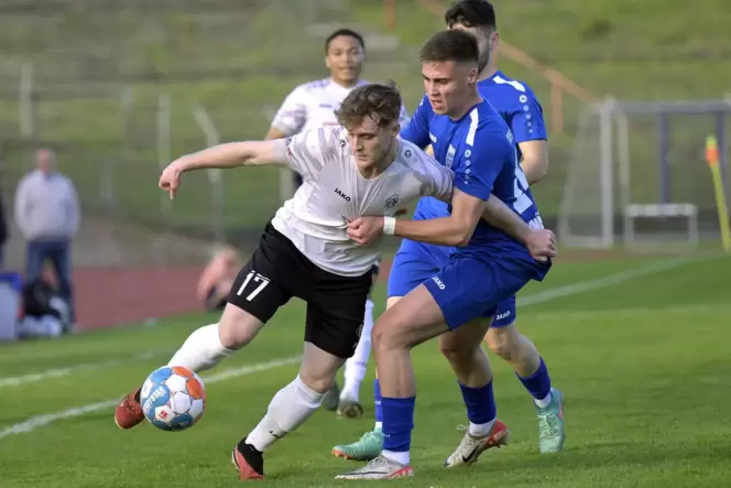 Fehlt der Arminia: der verletzte Bastian Hommrich (links), hier im Spiel gegen den TuS Mechtersheim. Fehlt der Arminia: der verletzte Bastian Hommrich (links), hier im Spiel gegen den TuS Mechtersheim.