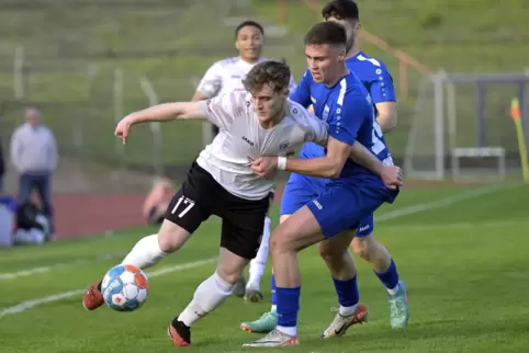 Fehlt der Arminia: der verletzte Bastian Hommrich (links), hier im Spiel gegen den TuS Mechtersheim. 