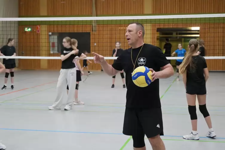 N&auml;chste Saison will der Pirmasenser Ballsportverein mindestens ein M&auml;dchenteam in den Liga-Spielbetrieb entsenden. Vorne Trainer