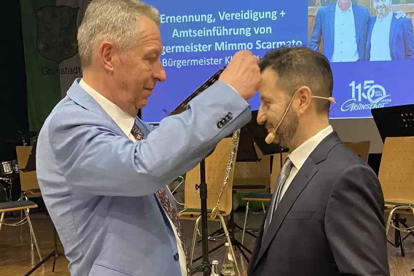 Legt seinem Nachfolger Mimmo Scarmato die Amtskette um: Grünstadts scheidender Bürgermeister Klaus Wagner.