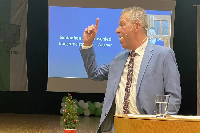 Erhebt noch einmal mahnend den Zeigefinger: Klaus Wagner kritisiert bei seiner Abschiedsrede die Landesregierung.