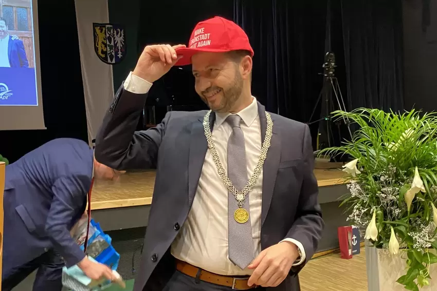 Geschenkt vom bisherigen Chef: Mimmo Scarmato mit Mütze im Trump-Stil.