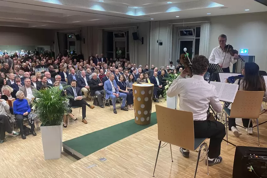 Musik zur Zeremonie: Die Musikschule Leiningerland spielt zur Verabschiedung des bisherigen Bürgermeisters Klaus Wagner und Einf