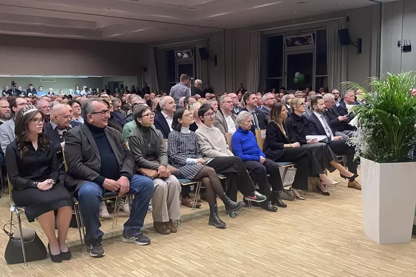 Blick in den Saal: Verabschiedung des bisherigen Grünstadter Bürgermeister Klaus Wagner und Einführung seines Nachfolgers Mimmo
