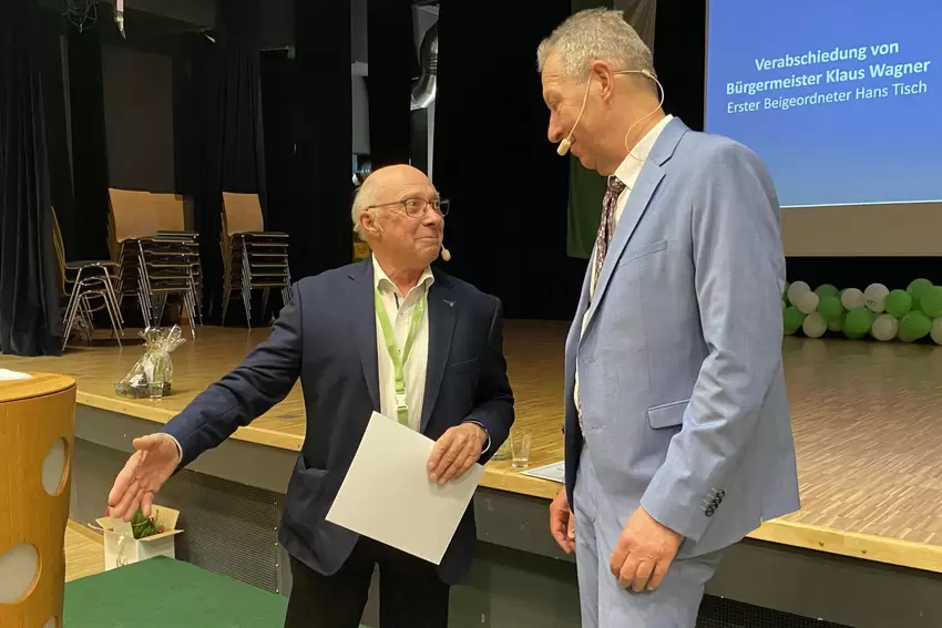 Schickt Grünstadts scheidenden Bürgermeister Klaus Wagner (rechts) in den Ruhestand: der Erste Beigeordnete Hans Tisch.