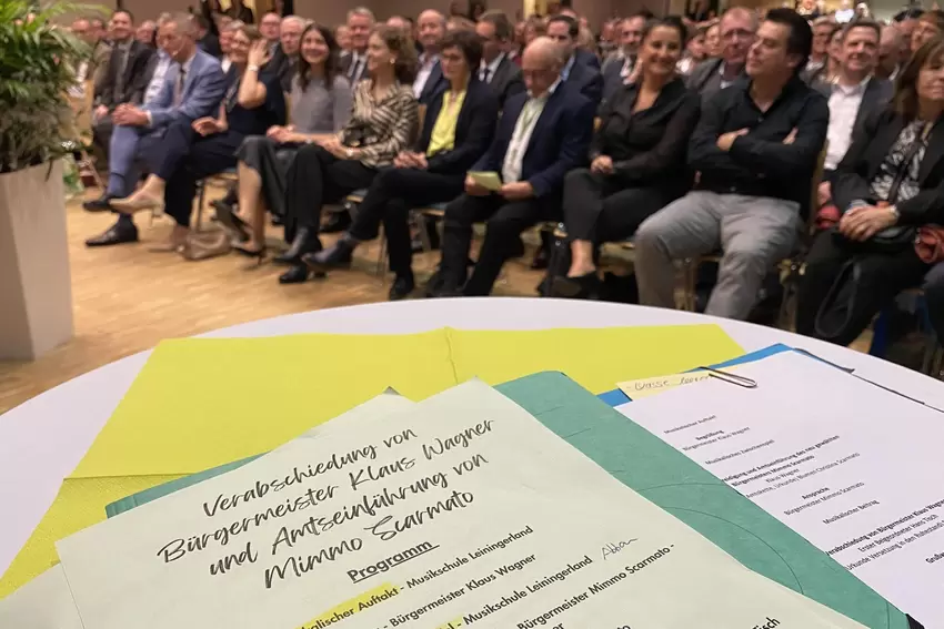 Im Weinstraßen-Center: Zeremonie zum Bürgermeister-Wechsel in Grünstadt.