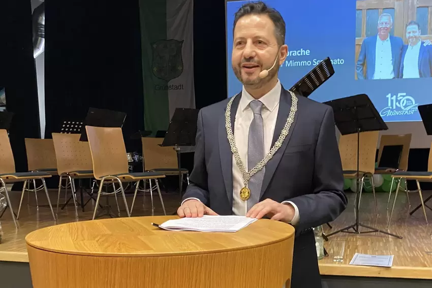 Hält seine erste Rede mit Bürgermeister-Amtskette: Mimmo Scarmato.