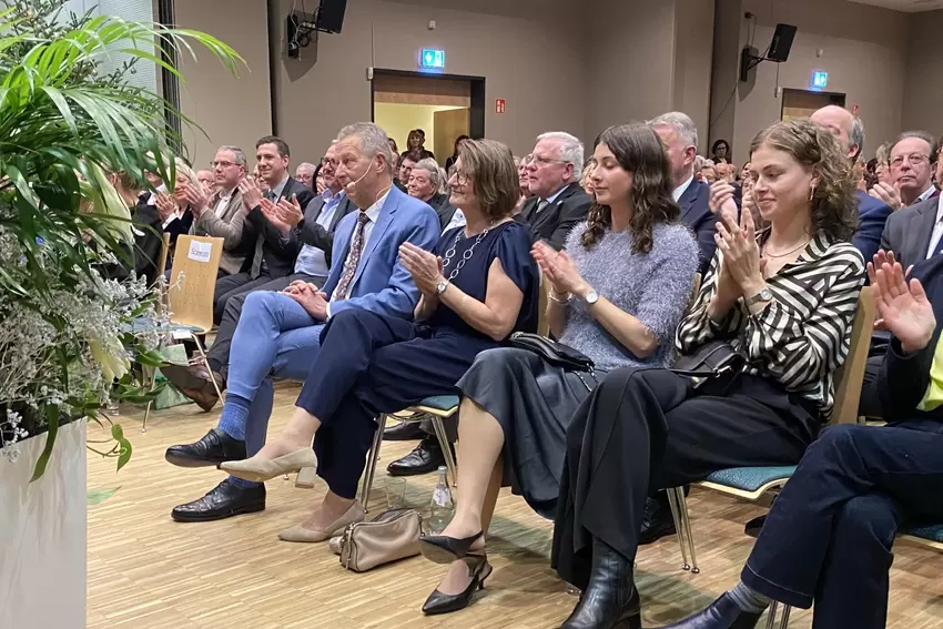 Mit seiner Familie: Grünstadts scheidender Bürgermeister Klaus Wagner.