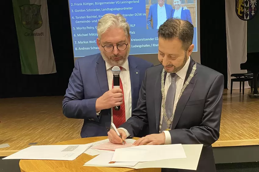 Lässt Mimmo Scarmato den Empfang seiner Entlassungsurkunde aus dem bisherigen Job quittieren: der Ludwigshafener Beigeordnete An