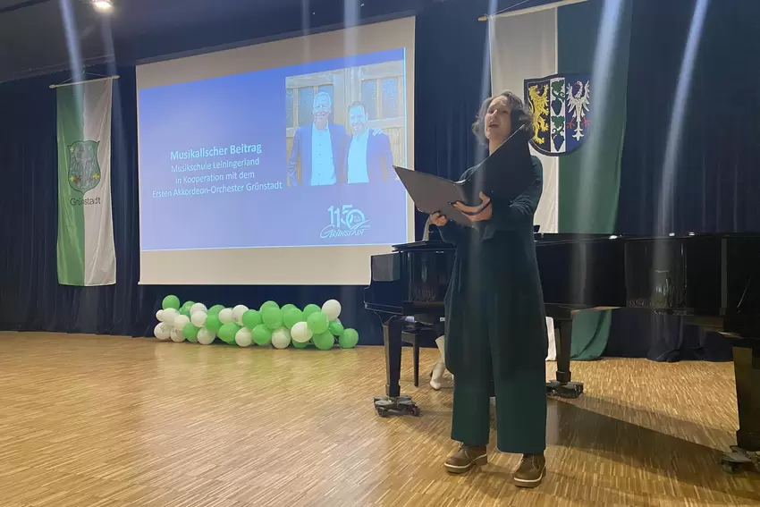 Abschiedslied: Lena Maria Schafar singt zur Verabschiedung des scheidenden Grünstadter Bürgermeisters Klaus Wagner.