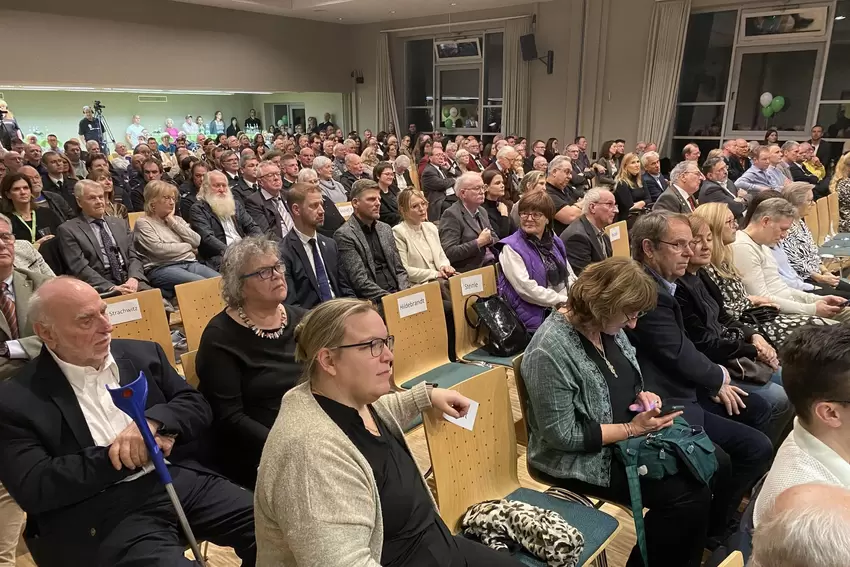 Im Weinstraßen-Center: Gäste beider Zeremonie zum Bürgermeister-Wechsel in Grünstadt.