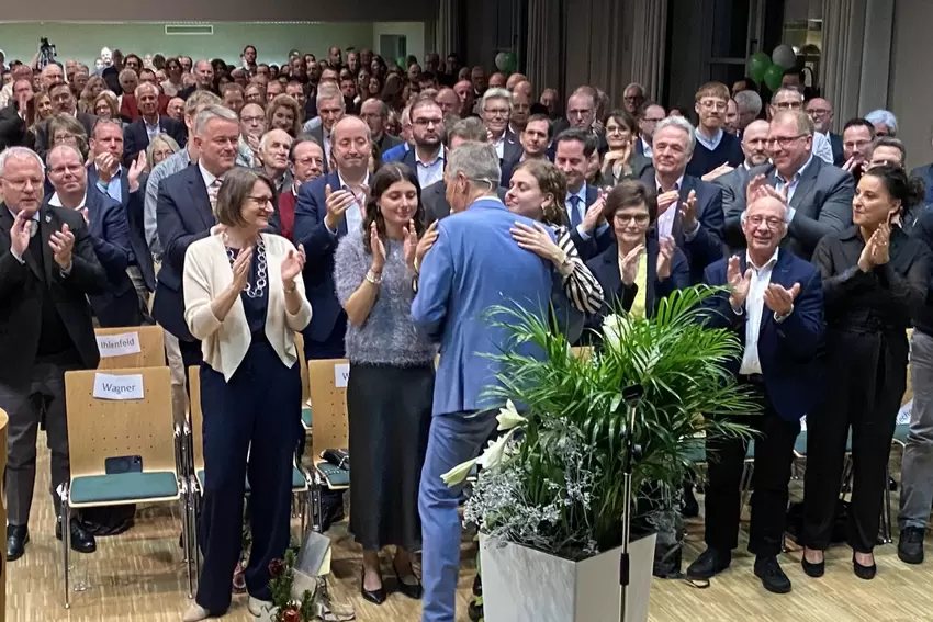 Umarmt seine Töchter: Grünstadts scheidender Bürgermeister Klaus Wagner.