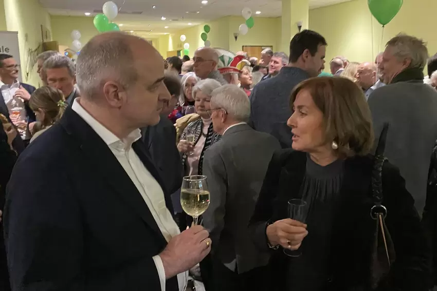 Im Weinstraßen-Center: Gäste der Zeremonie zum Bürgermeister-Wechsel in Grünstadt.