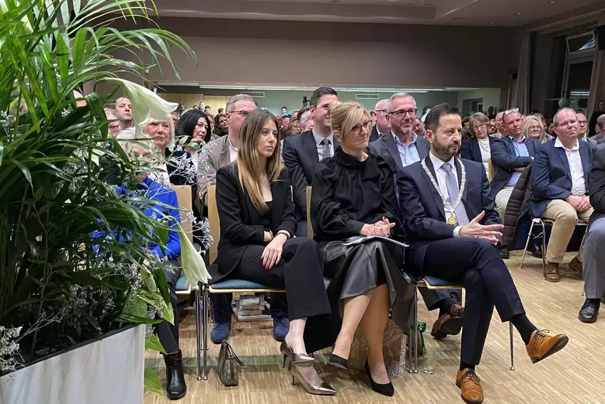 Mit seiner Familie: Grünstadts neuer Bürgermeister Mimmo Scarmato.