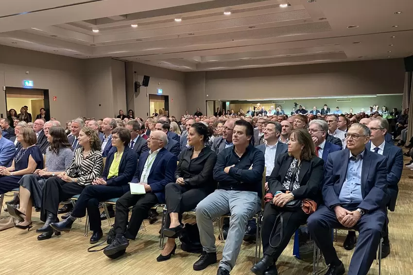Im Weinstraßen-Center: Zeremonie zum Bürgermeister-Wechsel in Grünstadt.