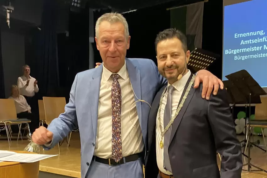 Umarmen sich: Grünstadts scheidender Bürgermeister Klaus Wagner (links) und sein Nachfolger Mimmo Scarmato.