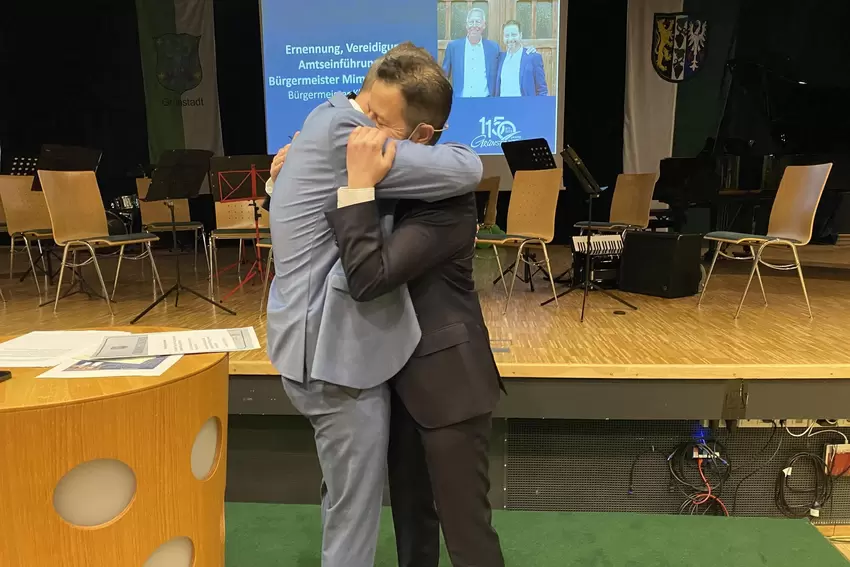 Umarmen sich: Grünstadts scheidender Bürgermeister Klaus Wagner (links) und sein Nachfolger Mimmo Scarmato.