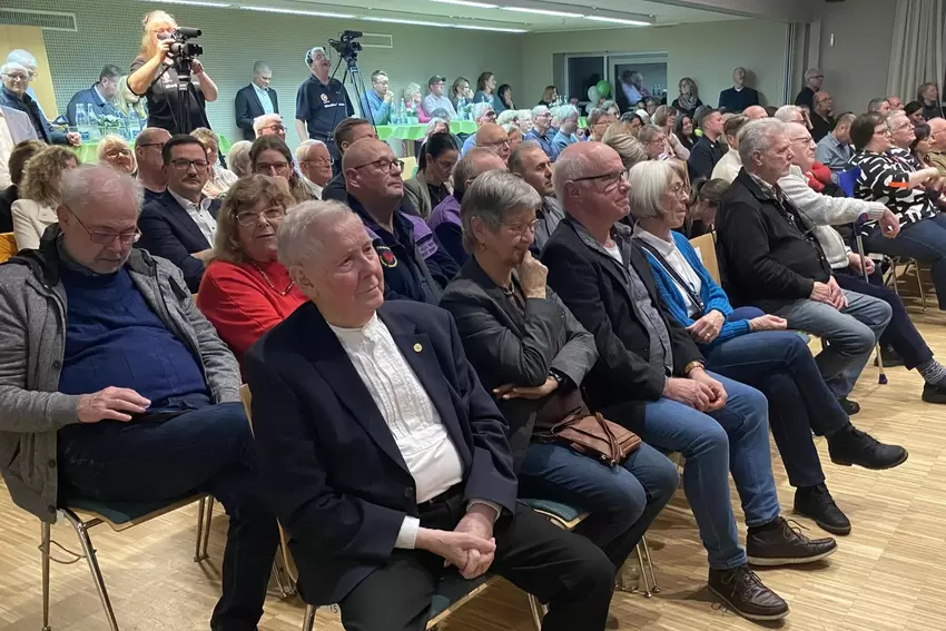 Bei der Amtswechsel-Zeremonie: Gäste im Weinstraßen-Center.