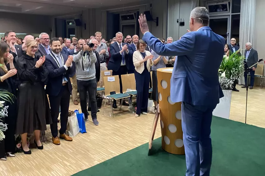Etwa 400 Menschen applaudieren im minutenlang im Stehen: Grünstadts bisheriger Bürgermeister Klaus Wagner tritt ab.