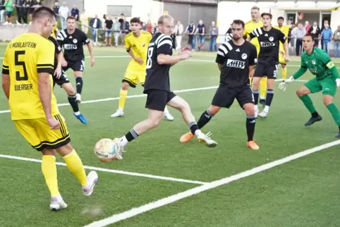 So kann’s gehen: Felix Bürger schlägt im Spiel gegen Steinbach eine Flanke. 