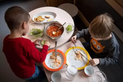 Für ein Kindergartenkind, das eine kommunale Einrichtung besucht, erhöht sich die Pauschale von 35 auf 60 Euro im Monat.