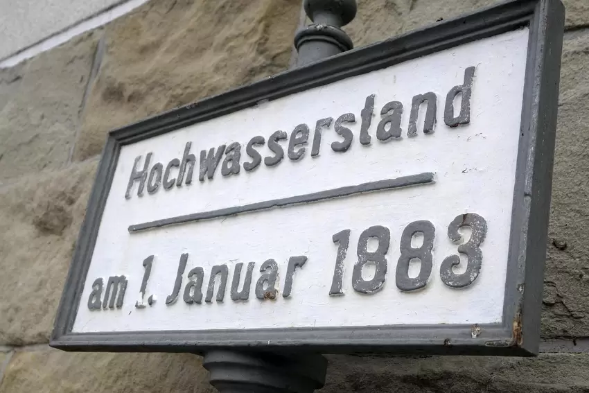 In Edigheim erinnert ein Schild an den Hochwasserstand in der Hauptstraße, es wurde später an den Marktplatz versetzt.