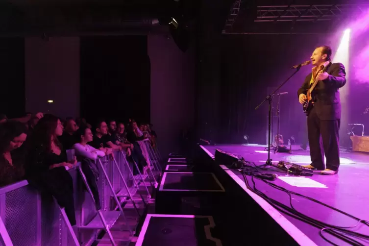 W&auml;ren da nicht die Gitter, w&auml;ren die Fans wohl bis an die B&uuml;hne gest&uuml;rmt. 