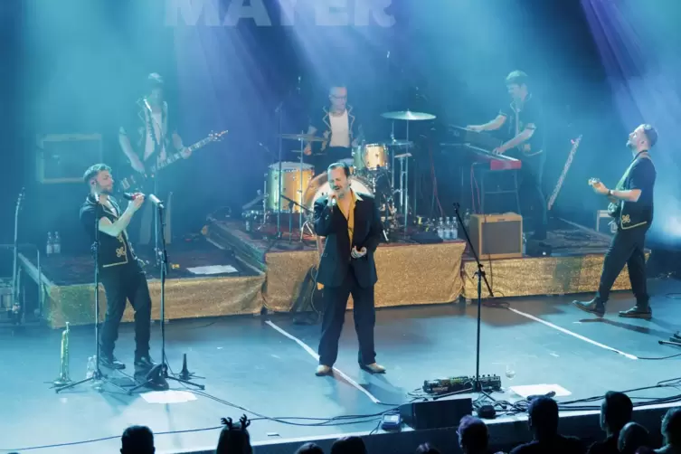 Gringo Mayer und die Kegelband, diesmal in blauem Licht. 