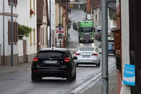 Die Ingenheimer Hauptstraße ist Teil der B38, dementsprechend stark befahren.