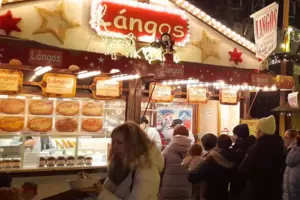 Ungarische Langos sind auf Weihnachtsmärkten sehr beliebt. Ungarische Langos sind auf Weihnachtsmärkten sehr beliebt.