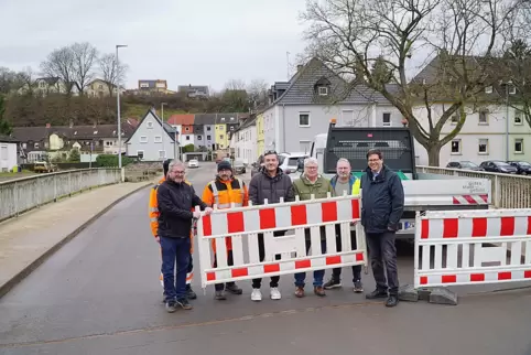 Mitarbeiter von Stadt und UBZ räumten am Freitag symbolisch letzte Absperrungen beiseite (von links): UBZ-Vize Steffen Mannschat