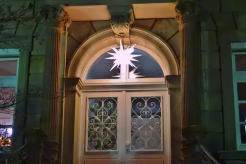 Formschöne Fenster im früheren Haupteingang des Wachenheimer Bürgerspitals. 
