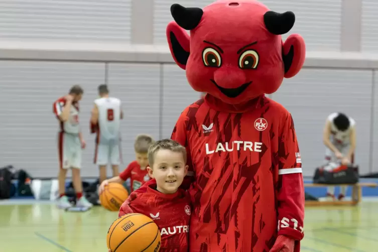 Begehrtes Fotomotiv: FCK-Maskottchen Betzi.