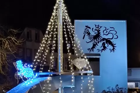 Weihnachtlich von Ehrenamtlichen geschmückt: der Kreisel in Brücken. Weiße Weihnachten wird's aber wohl dieses Jahr nicht geben.