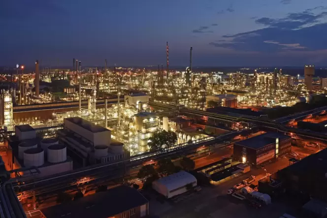 Kein anderer Standort der BASF ist so groß wie das Stammwerk in Ludwigshafen. Kein anderer Standort der BASF ist so groß wie das Stammwerk in Ludwigshafen.