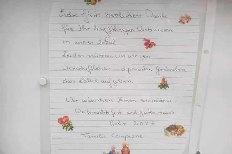 Mit einer kurzen Nachricht im Aushang verabschieden sich die Betreiber vom Restaurant &bdquo;La Nuova Mamma&ldquo; von ihren G&auml;sten.