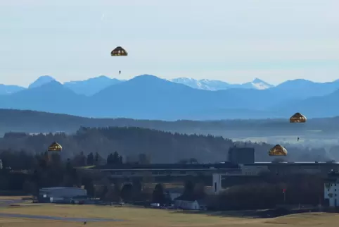 Üben für den Ernstfall vor Alpen-Idyll: An der Luftlande- und Lufttransportschule im bayerischen Altenstadt bereiten sich Deutsc