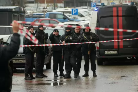 Polizisten sichern den Tatort, an dem Generalleutnant Fanil Sarwarow durch einen Sprengsatz getötet wurde.