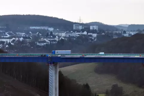 Seit Montag rollt der Verkehr wieder über die neu eröffnete Rahmedetalbrücke auf der A45 im Sauerland. Die marode Vorgänger-Brüc