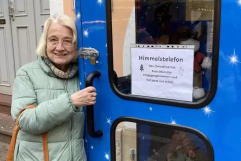 Christkind-Sekretärin: Christa Kiefer am Himmelstelefon. Christkind-Sekretärin: Christa Kiefer am Himmelstelefon.