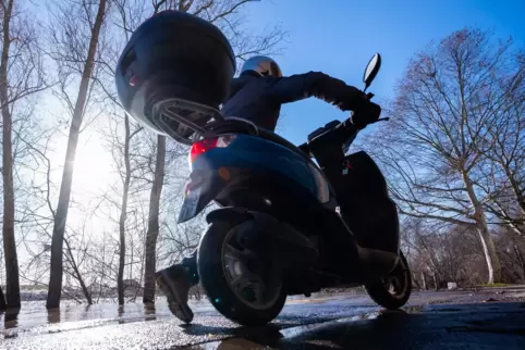 Ein 15-jähriger Rollerfahrer und sein 13-jähriger Beifahrer machten sich beim Eintreffen der Polizeikräfte aus dem Staub. 