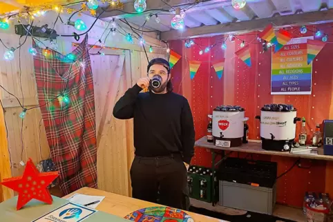 Der gemeinsame Weihnachtsmarktstand des Fördervereins der evangelischen Jugend ZW-Bliesgau und der Omas gegen rechts. Am Stand s